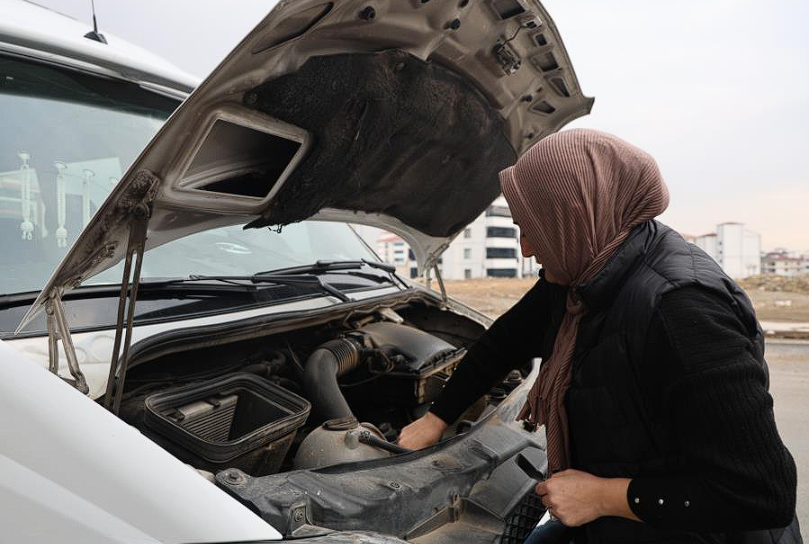 Şoför bulamayınca direksiyona kendisi geçti, erkeklere taş çıkartıyor - Resim: 2
