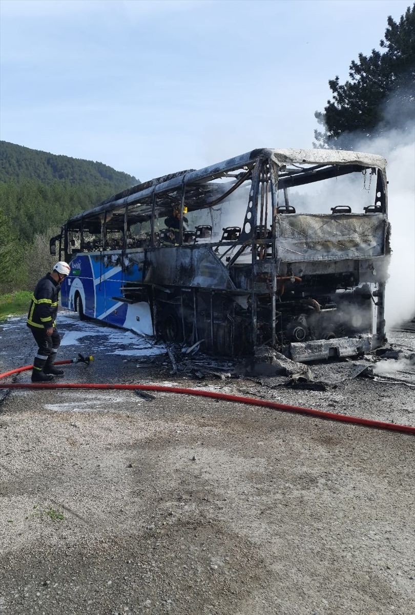 Bolu'da büyük panik! Yolcu otobüsü alev alev yandı! - Resim: 2