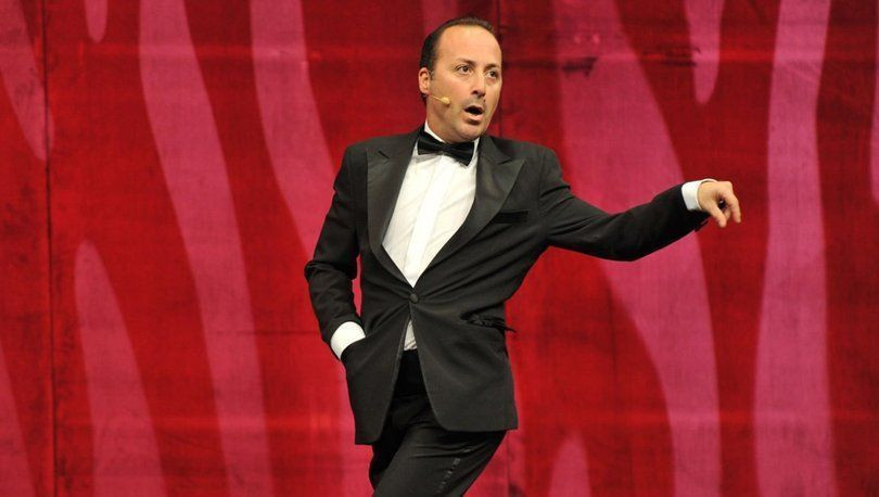 Tolga Çevik seyirciyi sahneden kovdu sebebini öğrenen Cem Yılmaz'dan vurdu - Resim: 1