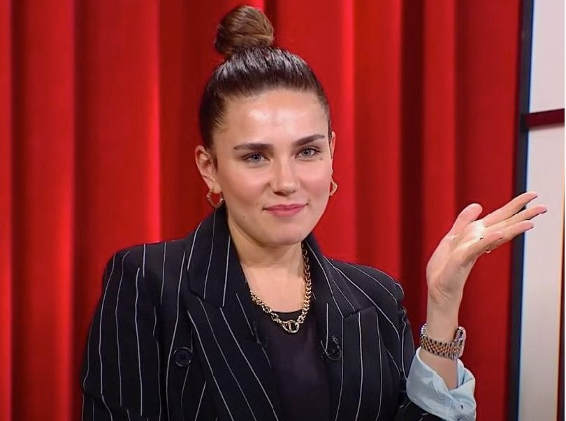 Buse Varol'un ayakkabılarını görenler toynağa benzetti! Garip ayakkabıların fiyatı daha garip... - Resim: 2