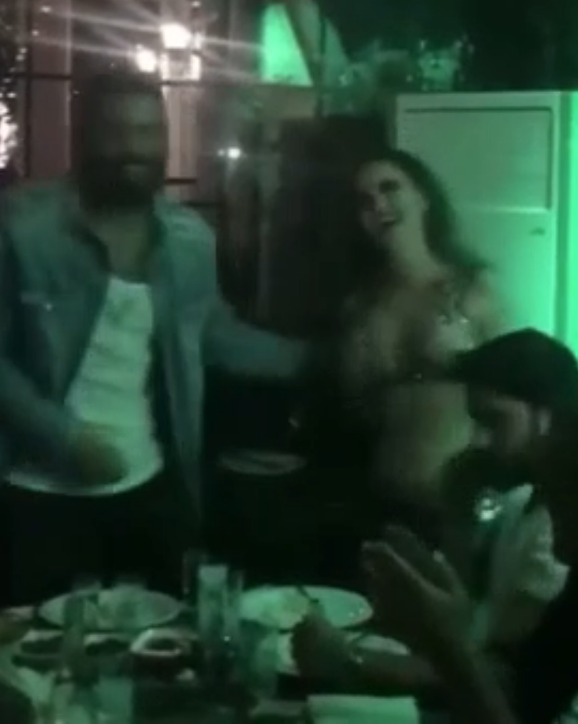 Can Yaman dansözle karşılıklı göbek atıp göğsüne para taktı - Resim: 4