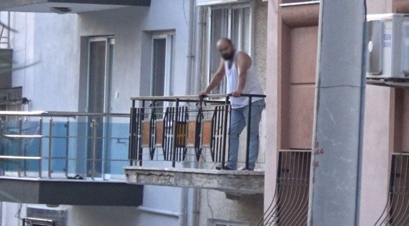 İzmir'de hareketli anlar! 6 aylık bebeği varmış bıçakla karısını rehin aldı - Resim: 1