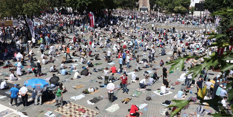 Ayasofya'da ilk namaz! Yer kalmayınca bakın nerede namaz kıldılar - Resim: 2
