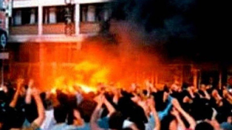 Türkiye'yi sarsan Madımak olayı! İşte ünlü isimlerin paylaşımları - Resim: 1