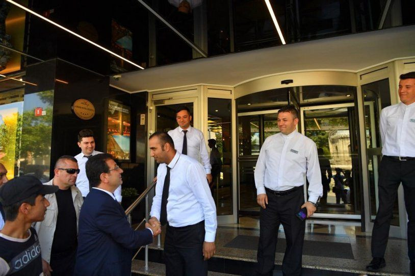 Tramvaya binen İmamoğlu'na halk yoğun ilgi gösterdi - Resim: 3