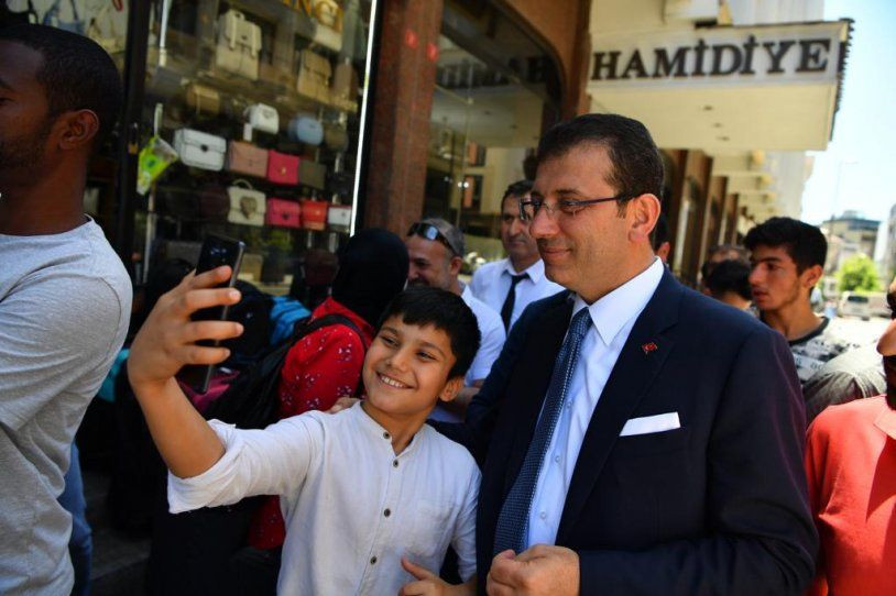 Tramvaya binen İmamoğlu'na halk yoğun ilgi gösterdi - Resim: 4