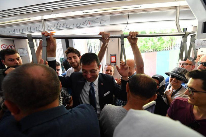 Tramvaya binen İmamoğlu'na halk yoğun ilgi gösterdi - Resim: 2