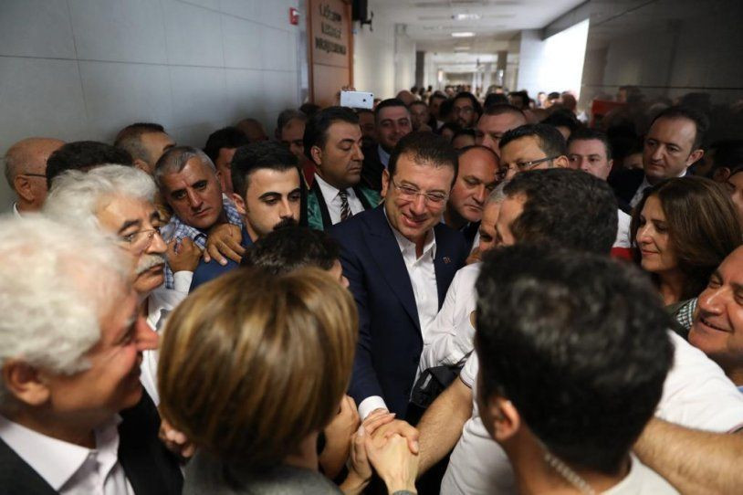 Ekrem İmamoğlu Canan Kaftancıoğlu'na destek için adliyede kalabalık grup karşıladı - Resim: 2