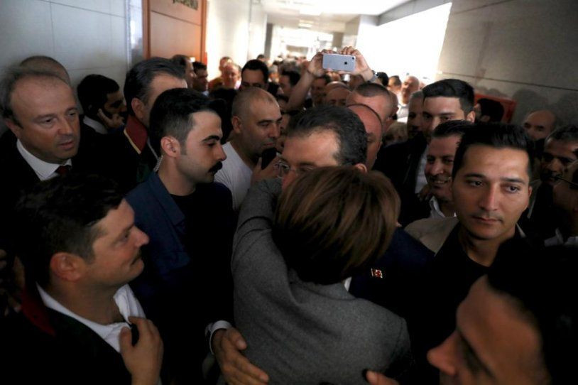 Ekrem İmamoğlu Canan Kaftancıoğlu'na destek için adliyede kalabalık grup karşıladı - Resim: 4