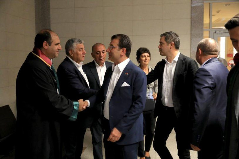 Ekrem İmamoğlu Canan Kaftancıoğlu'na destek için adliyede kalabalık grup karşıladı - Resim: 1