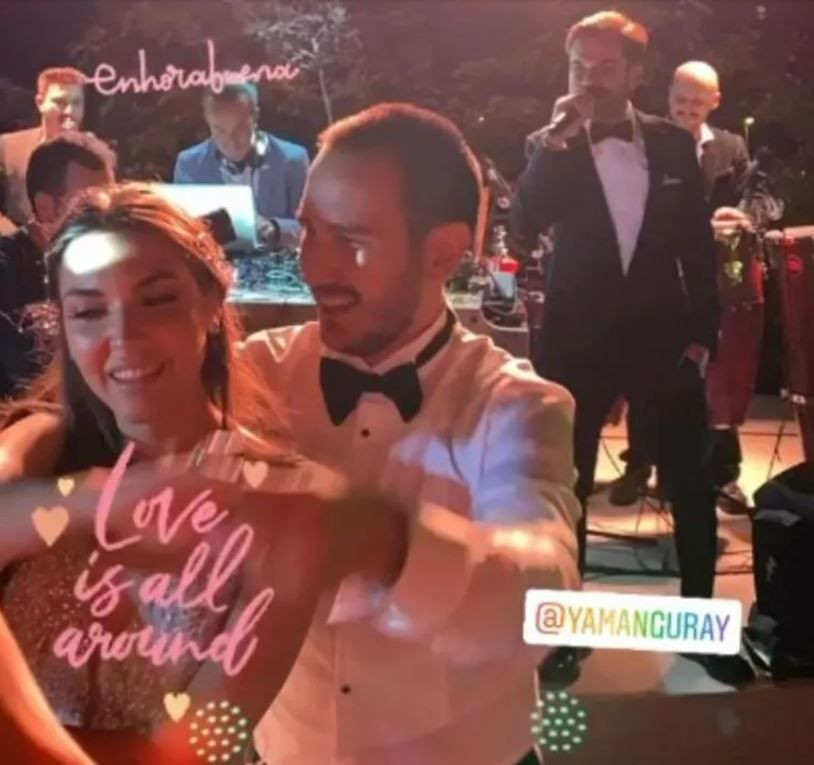 Beren Saat ilk aşkı Efe Güray'ın kardeşinin düğününde... Kenan Doğulu şarkı söyledi - Resim: 3