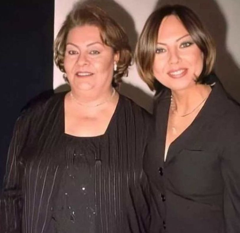 Ebru Gündeş, annesi Müjgan Bilgin'in cenazesinde zor anlar yaşadı, ayakta durmakta güçlük çekti! - Resim: 2