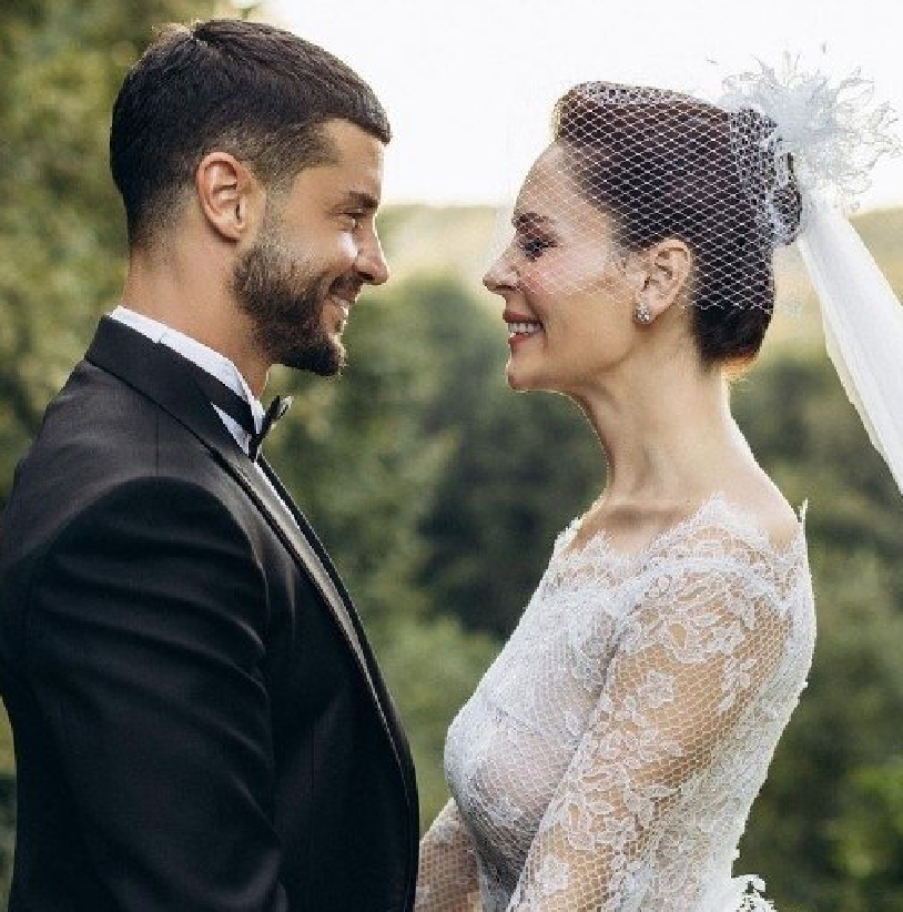 Berk Oktay’ın eşi Yıldız Çağrı Atiksoy’dan romantik kutlama: ‘Baş kahramanı sensin’ - Resim: 1