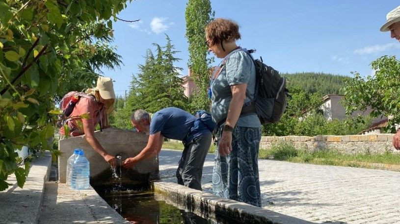 Hollanda’dan yola çıkan grup, Türk rehber ile eski hac yolunu takip ederek Türkiye'nin tarihi değerlerini yürüyerek geziyor - Resim: 1