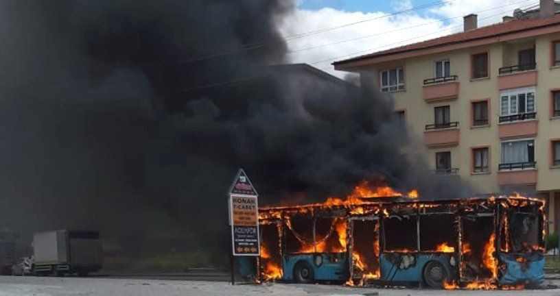 Halk otobüsü seyir halindeyken alev aldı! Cayır cayır yanan otobüs küle döndü - Resim: 4