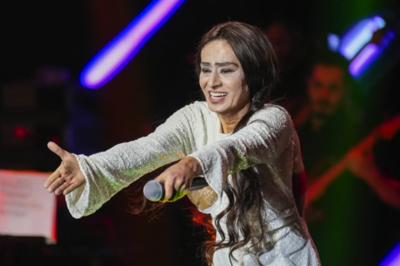 Yıldız Tilbe sahnede birden peruğunu çıkarıp halay mendili gibi salladı! - Resim: 3