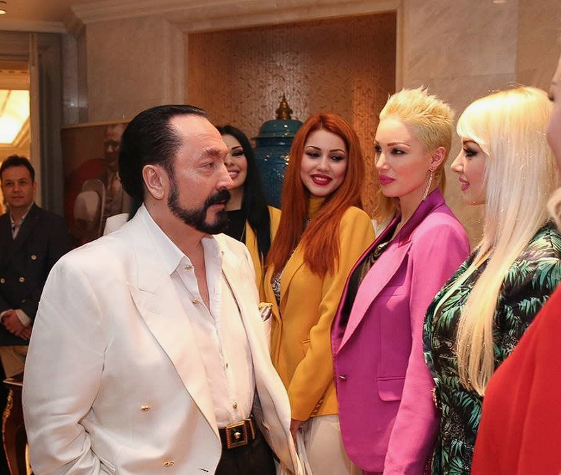 Son fotoğrafı gündem oldu, o detayı çok az kişi fark etti! Adnan Oktar, müritlerine gizli mesaj mı gönderdi? - Resim: 3