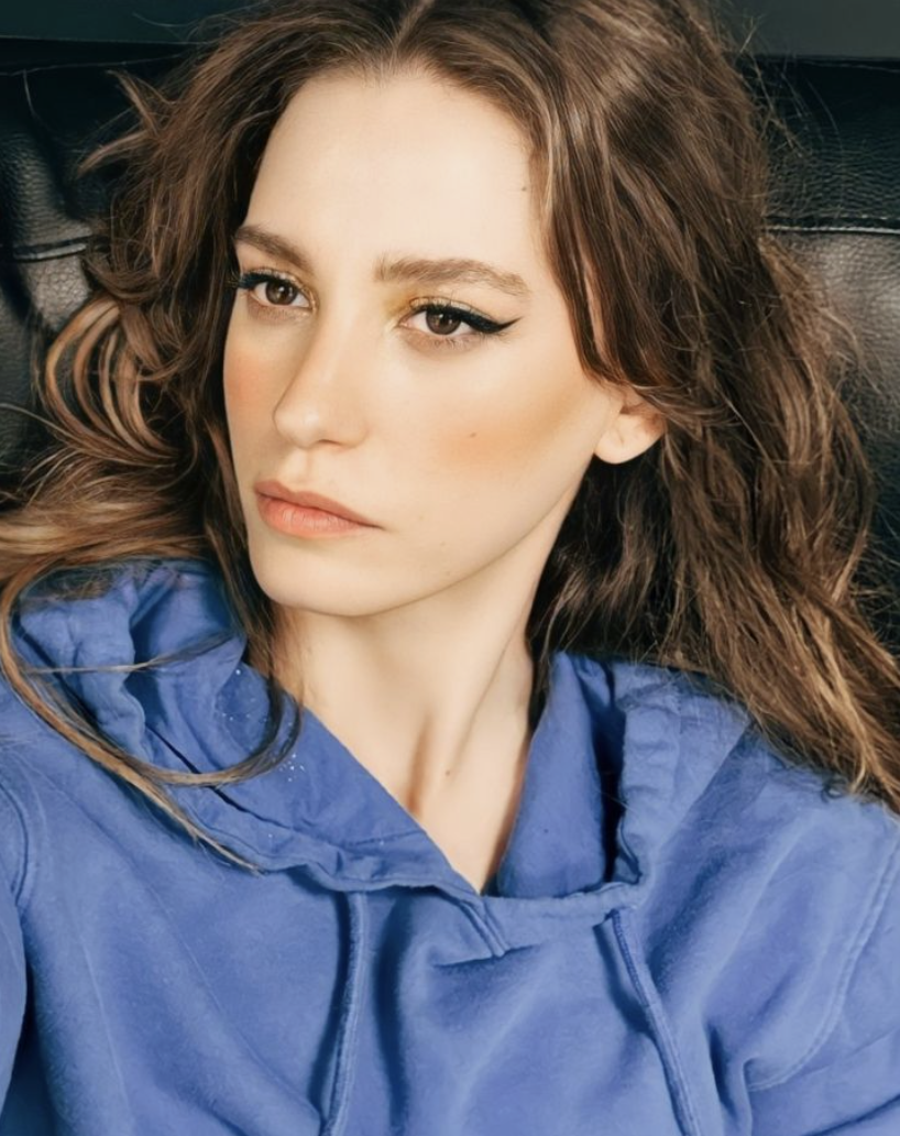 Güzel oyuncu Serenay Sarıkaya'nın yeni tasarımı olay! Ayakkabı mı çorap mı? - Resim: 2