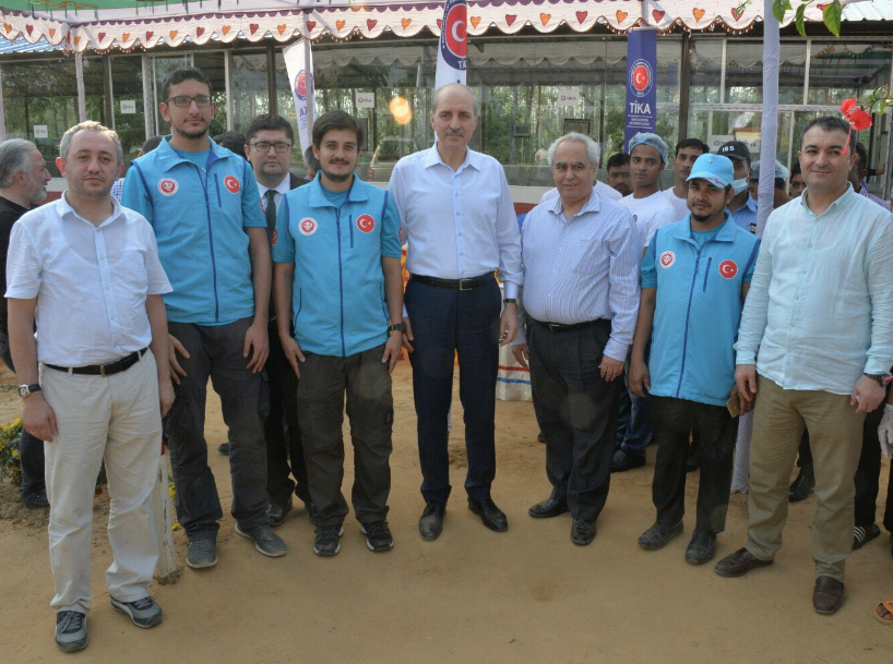 Arakanlı Müslümanlara kendi elleriyle yemek dağıttı! - Resim: 1