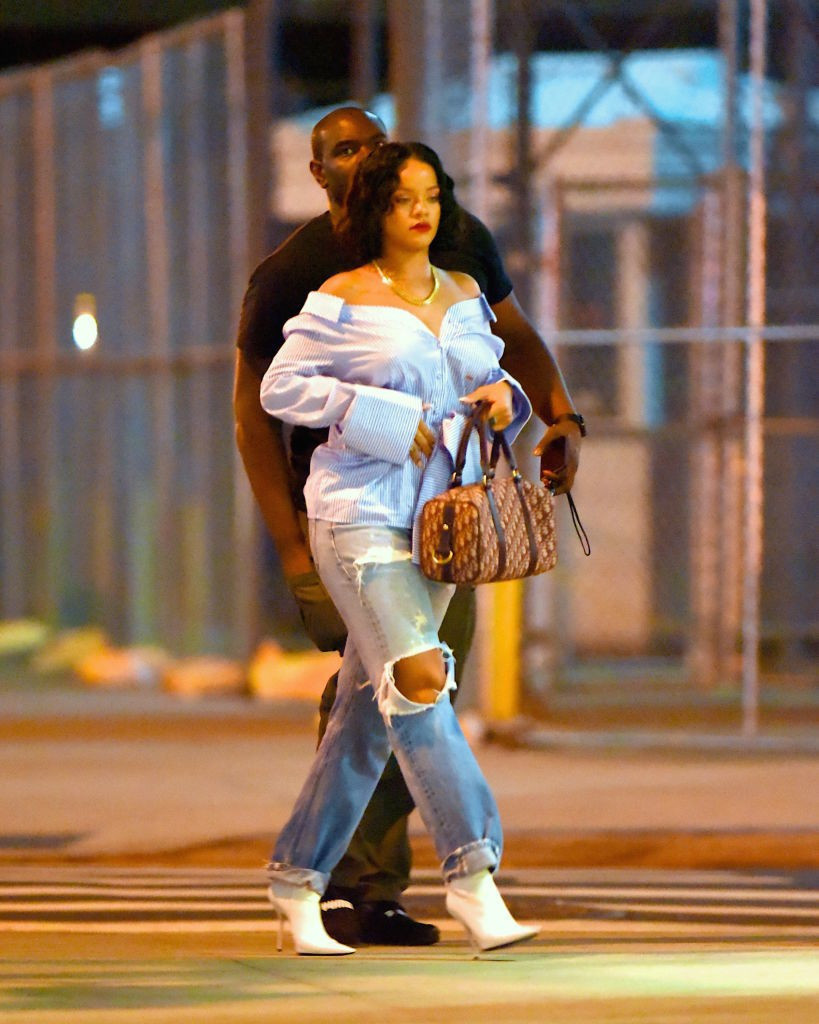 Rihanna kilolarını böyle saklıyor haline bakın! - Resim: 4