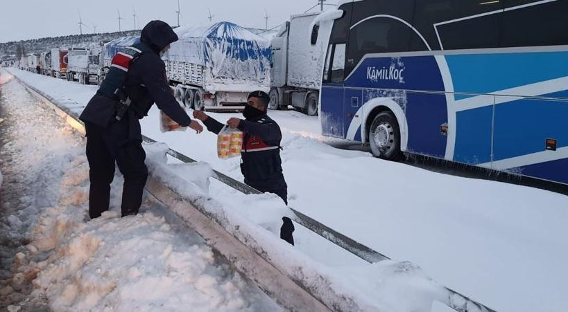 Balıkesir-Bursa karayolu felç! Kar esareti 25 kilometrelik kuyruk oluşturdu - Resim: 2