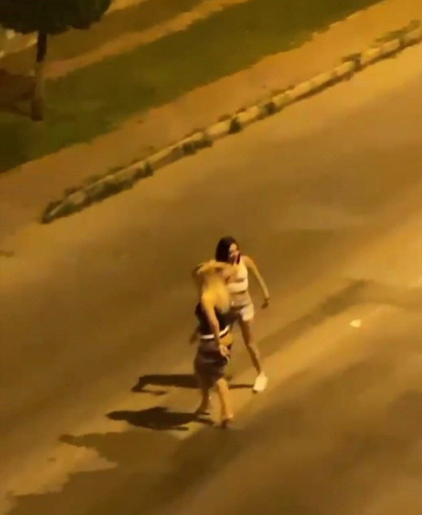 Antalya'da kadınlar lüks araçta müziği sonuna kadar açıp yol ortasında dans etti - Resim: 3