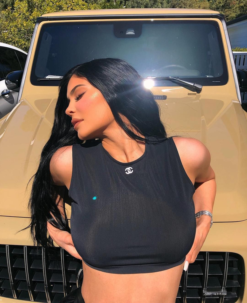 Kylie Jenner yine olay olmayı başardı! Beyaz elbisenin içine bakın ne giydi - Resim: 1