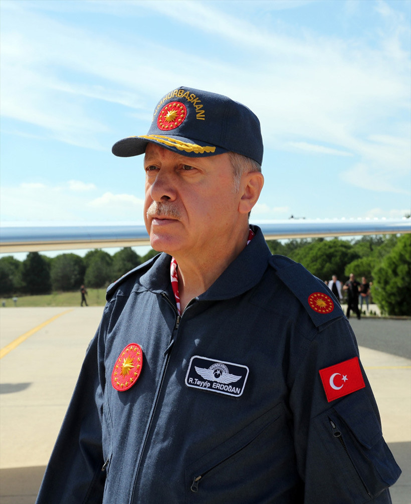 Erdoğan'dan büyük sürpriz! Pilot üniformasıyla alana geldi - Resim: 2