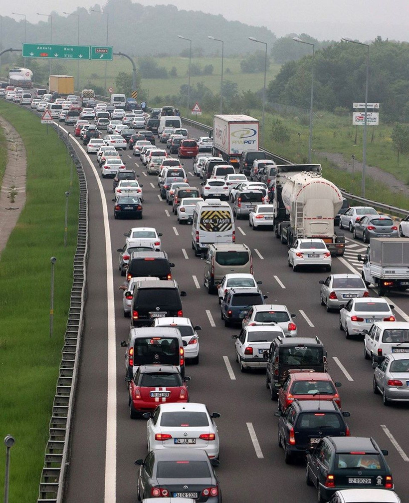 Bayram yoğunluğu kilometrelerce araç kuyruğu oluştu - Resim: 1