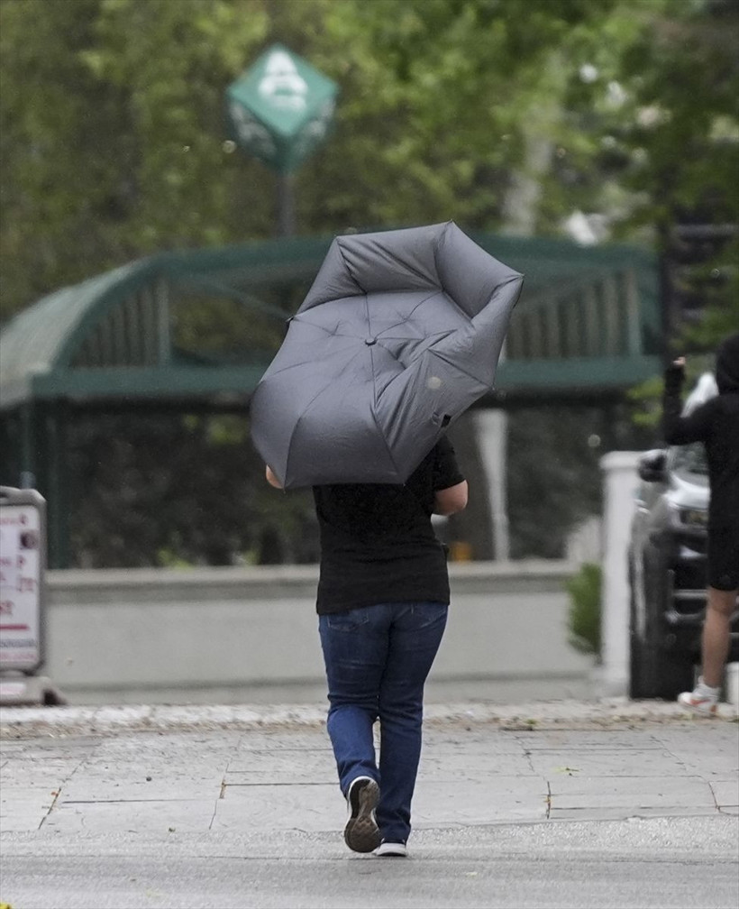 Ankara'da sağanak ve kuvvetli fırtına etkili oluyor! Ağaçlar devrildi,trafik felç oldu - Resim: 2
