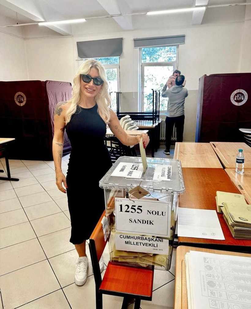 Ünlü isimler sandık başında fotoğraflarını paylaştı - Resim: 3