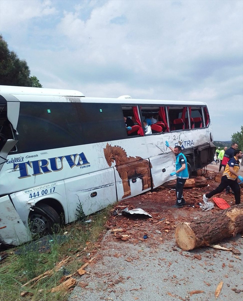 Çanakkale'de yolcu otobüsü, kamyon ve otomobil çarpıştı! Çok sayıda ölü var - Resim: 1