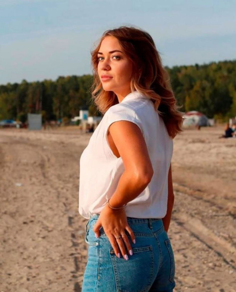 Genç kadın öğretmen soyunup sosyal medyadan paylaştı! Veliler isyan etti ve kovuldu - Resim: 1