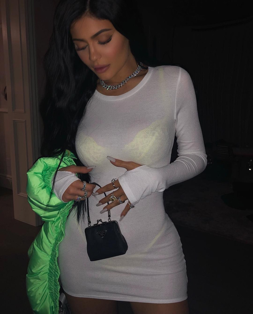Kylie Jenner yine olay olmayı başardı! Beyaz elbisenin içine bakın ne giydi - Resim: 3
