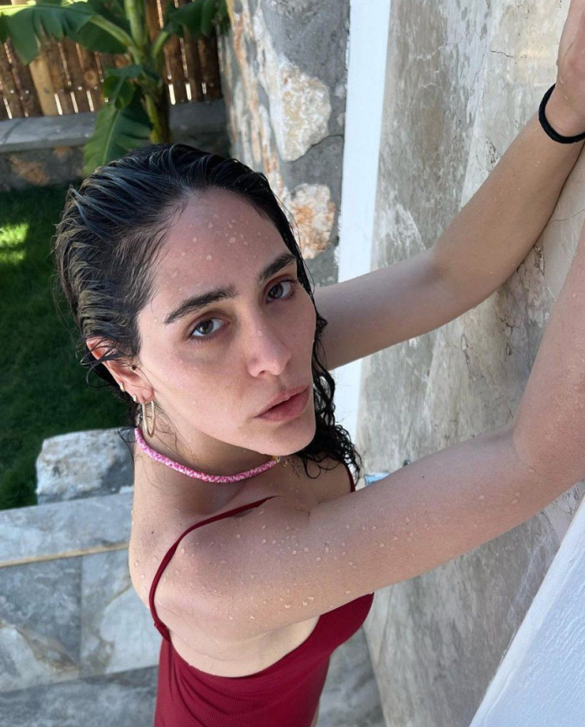 Mahmut Tuncer'in kızı Gizem Tuncer göğüs dekolteli pozlarıyla yürek hoplattı - Resim: 2