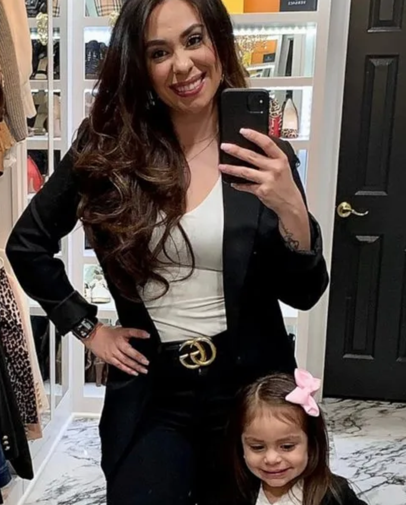 Tiktok fenomeni 3 yaşındaki kızına ağda yaptı o anları görenler anneyi linç etti: ‘’Senin gibi anne olmaz olsun!’’ - Resim: 2