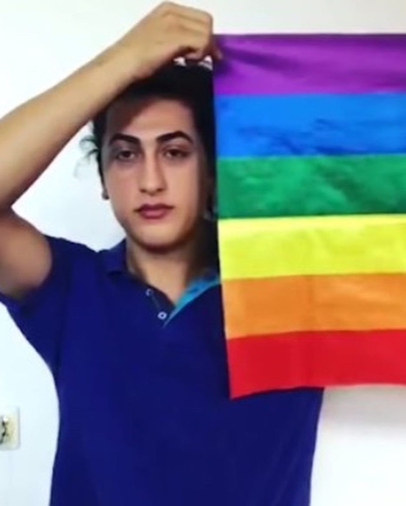 Erkek çocukları öpüştüren YouTube fenomenine rekor ceza - Resim: 1