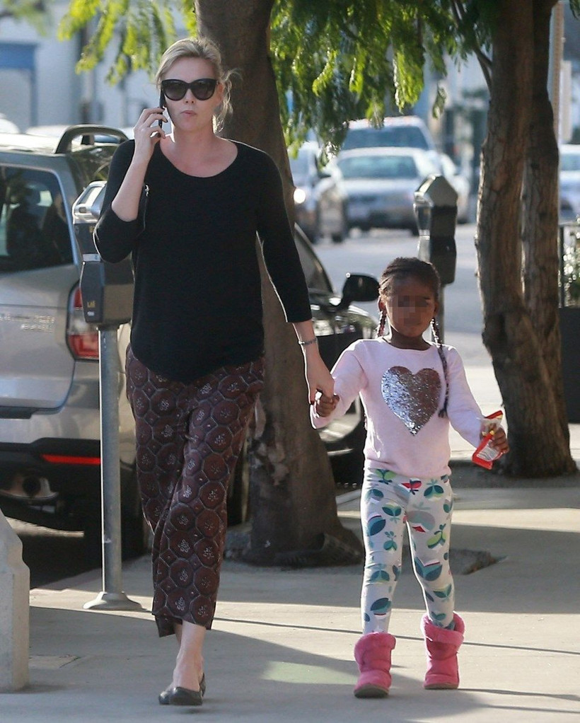 Charlize Theron, oğlunun kız gibi hissettiğini söyledi - Resim: 1