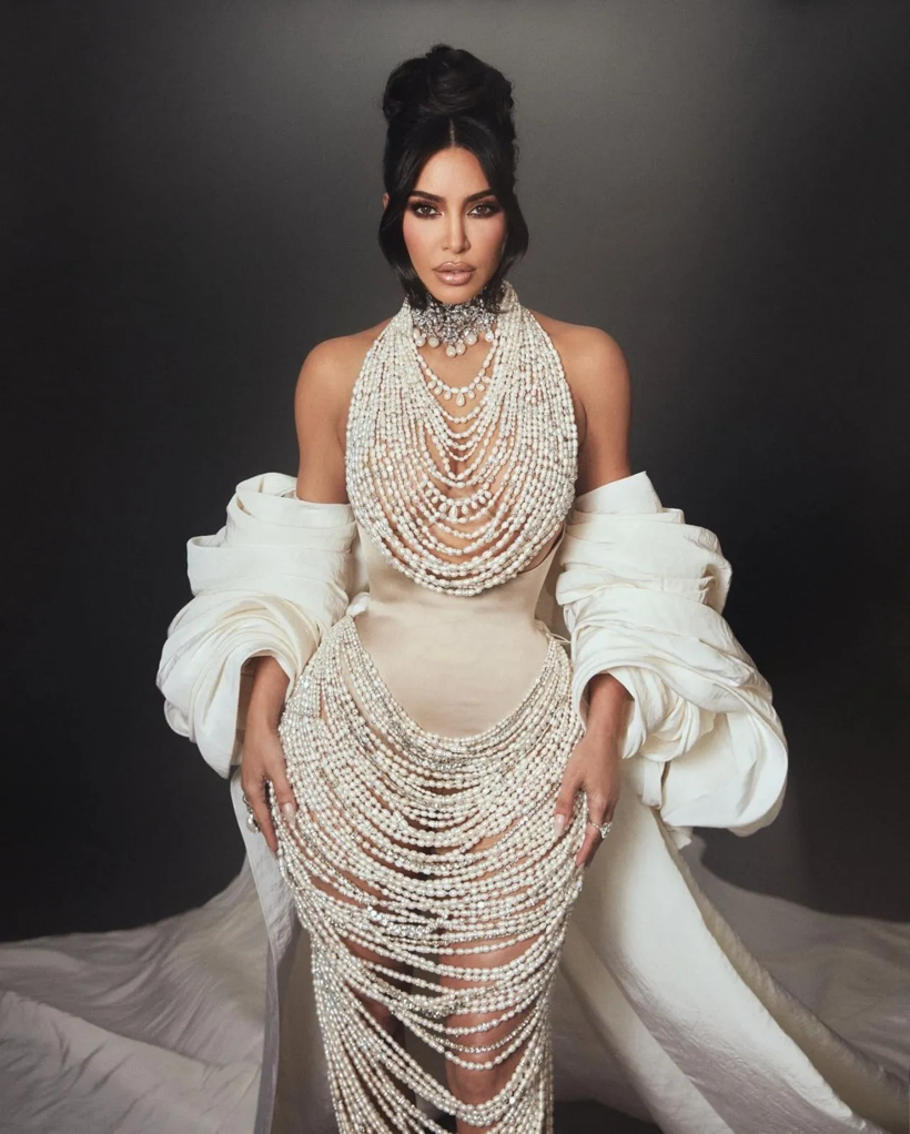Kim Kardashian paylaştı, sosyal medya yıkıldı! Görenler 'Hadise' sandı, takipçileri yorum yağmuruna tuttu! - Resim: 4