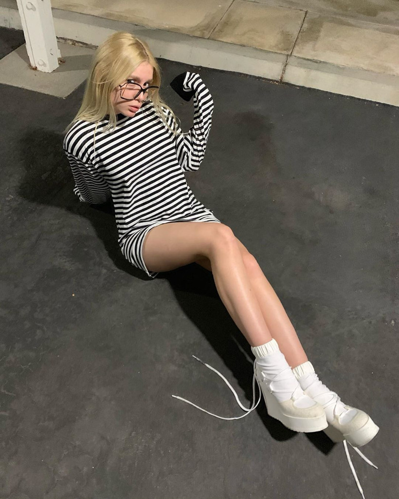 Yine yerdeyim deyip paylaştı! Aleyna Tilki'nin mini elbiseli pozu olay oldu - Resim: 3