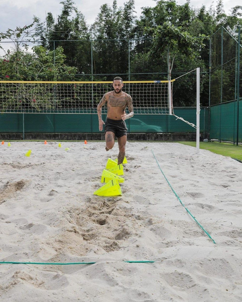 Neymar karantina günlerini 7 milyon sterlin'lik malikanesinde geçiriyor - Resim: 4