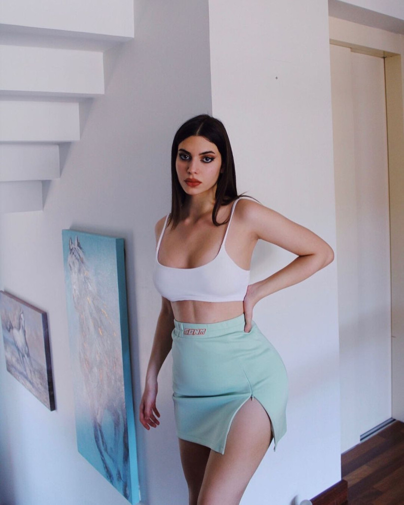 Gömleğin düğmelerini açıp süper minisiyle poz verdi! Defne Samyeli'nin kızı Derin Talu olay oldu - Resim: 4