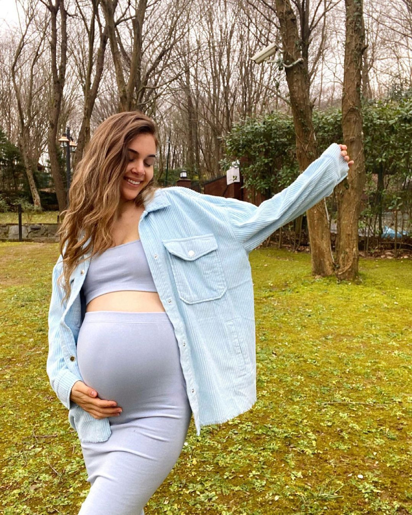 Berfu Yenenler 'Yakın olması şoku' deyip Eser Yenenler'le paylaştı! Herkesi güldürdü - Resim: 4