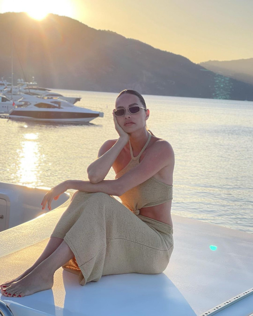 Yasemin Özilhan bikinisiyle kano keyfi yaptı fit vücuduna beğeni yağdı - Resim: 1