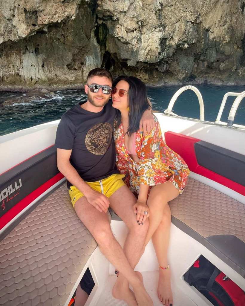 O yorumu görünce küplere bindi! Ece Ronay takipçisine ateş püskürdü: Bacaklarımla... - Resim: 1