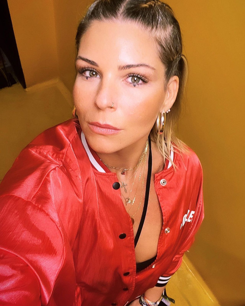 Bornozlu poz krizi! Pelin Öztekin fena küplere bindi: 'Otel odası' deyip fırçayı bastı - Resim: 2