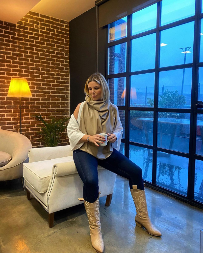 Bornozlu poz krizi! Pelin Öztekin fena küplere bindi: 'Otel odası' deyip fırçayı bastı - Resim: 3