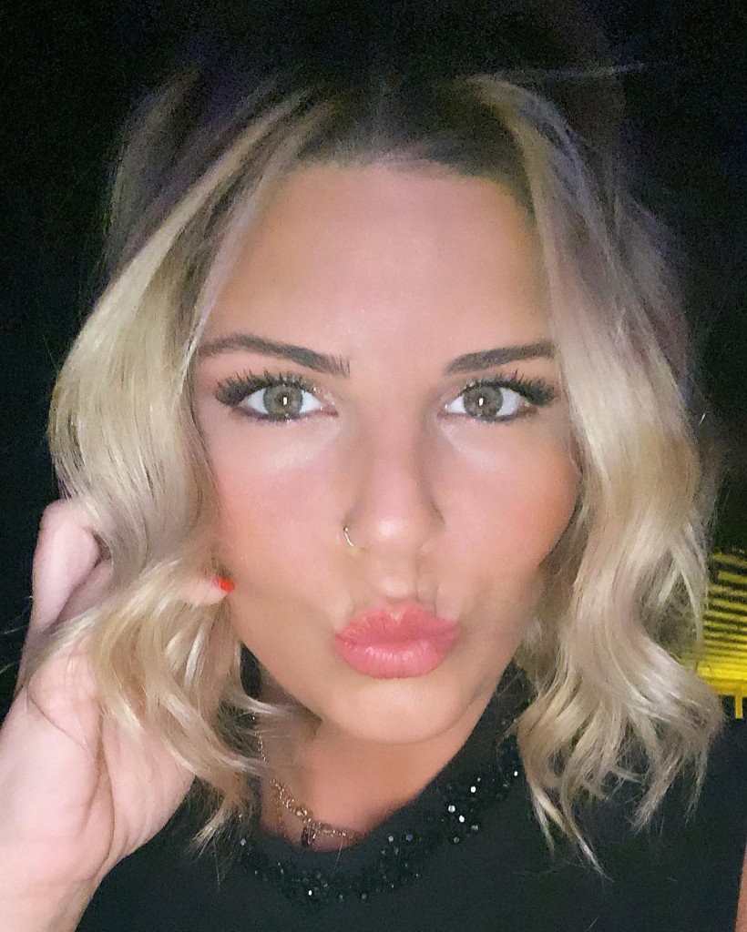 Bornozlu poz krizi! Pelin Öztekin fena küplere bindi: 'Otel odası' deyip fırçayı bastı - Resim: 4