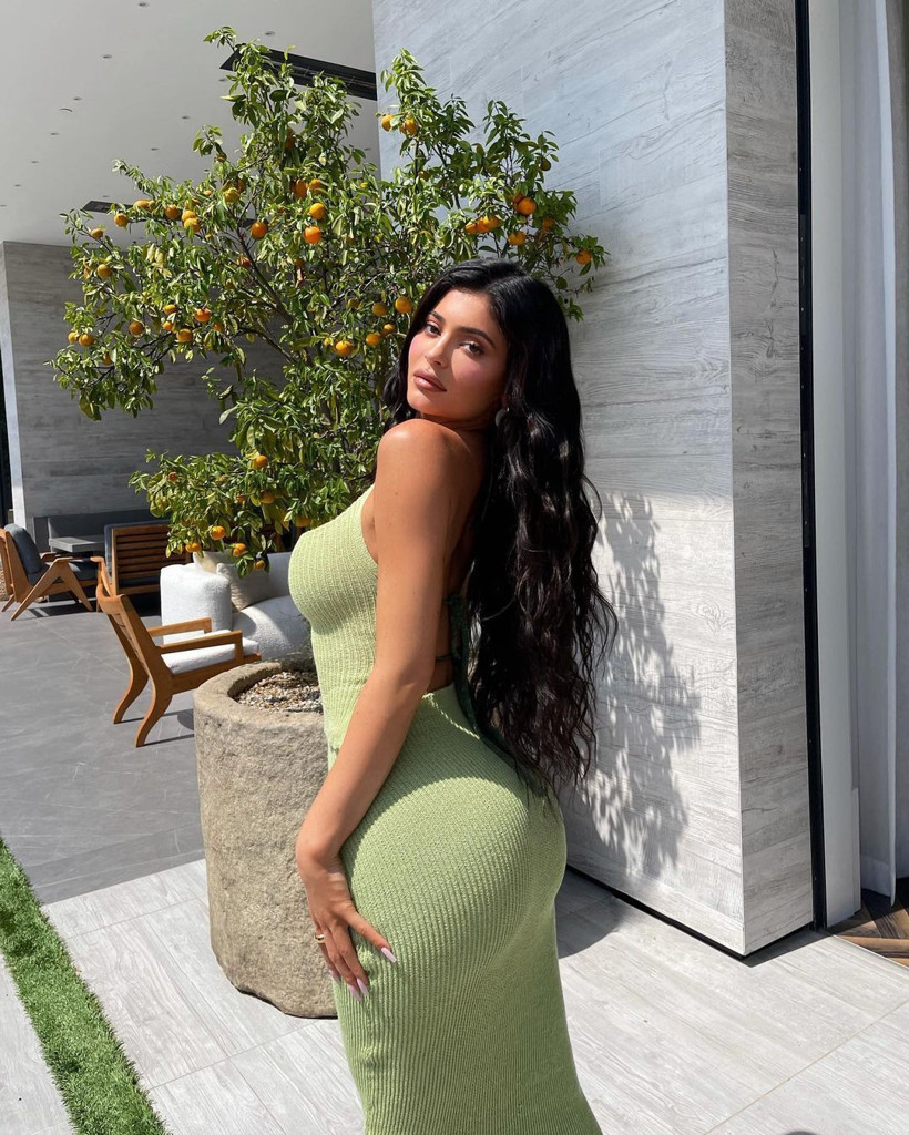 Kylie Jenner siyah iç çamaşırıyla yatağa uzanıp poz verdi olay oldu - Resim: 3
