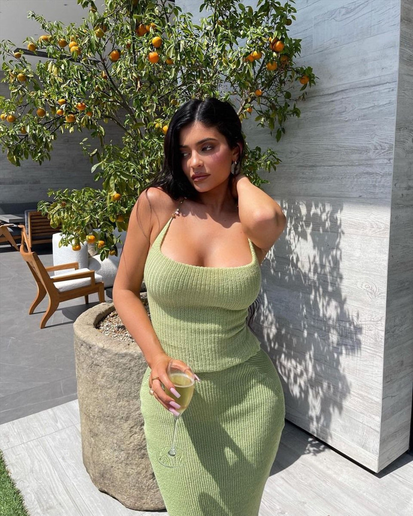 Kylie Jenner siyah iç çamaşırıyla yatağa uzanıp poz verdi olay oldu - Resim: 2
